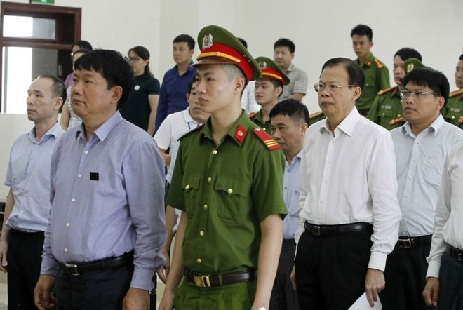 Ông Đinh La Thăng - cựu Chủ tịch Tập đoàn Dầu khí Quốc gia Việt Nam (PVN) (ảnh trái, trên cùng) hầu tòa phiên phúc thẩm liên quan đến vụ sai phạm tại 
PVN và PVC. (Ảnh: TTXVN)