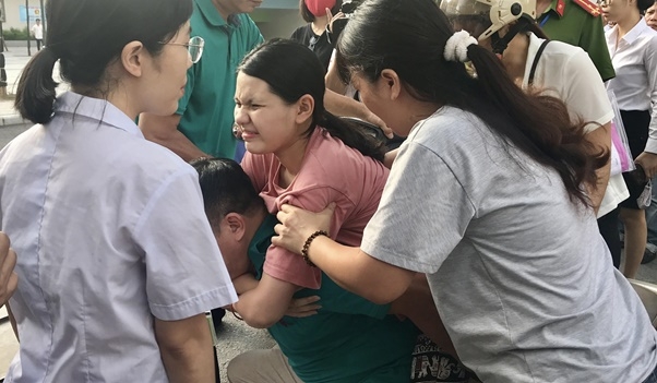 Kỳ tuyển sinh vào lớp 10: Nữ sinh đi thi trên lưng cha