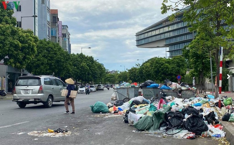 Bãi rác phố Miếu Đầm, quận Nam Từ Liêm ngay sau một khách sạn 5 sao. Ảnh: Trung Hiếu