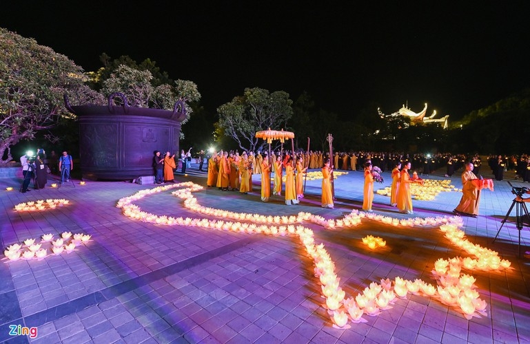 Lotus-shaped lanterns form Vietnamese map in tribute to fallen soldiers