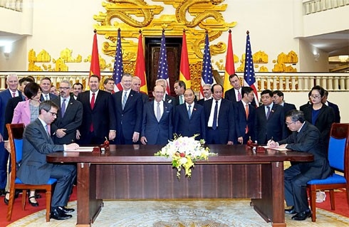 Prime Minister Nguyen Xuan Phuc and US Commerce Secretary Wilbur Ross witnessed the signing of commerical contracts