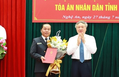 Chánh án TANDTC Nguyễn Hòa Bình trao quyết định và chúc mừng  ông Trần Ngọc Sơn.