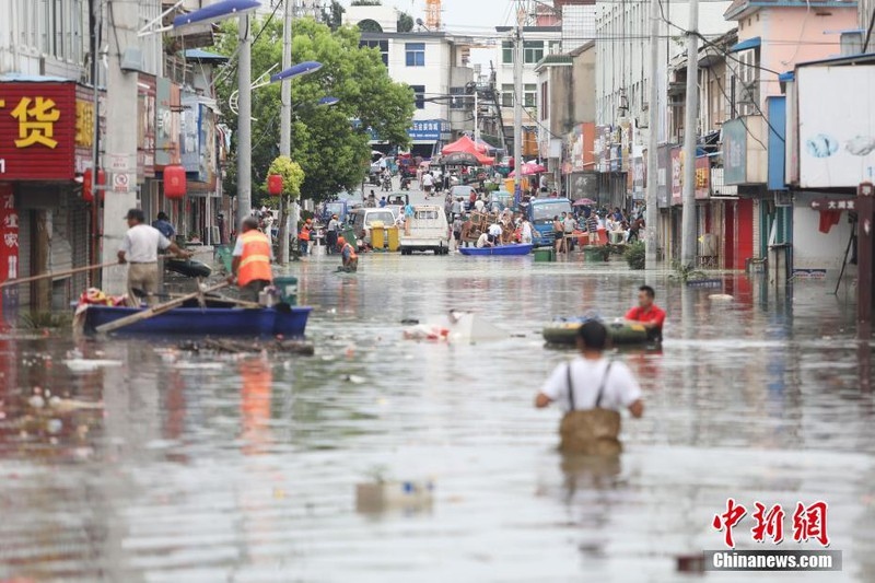 Thị trấn Chá Cao, tỉnh An Huy ngập chìm trong nước hôm 23/7. Ảnh: Chinanews