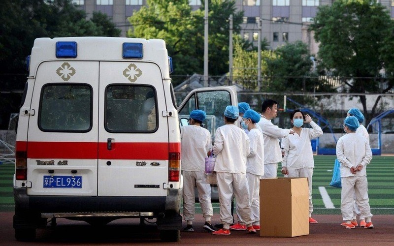 Nhân viên y tế Trung Quốc ứng phó với dịch Covid-19 ở Bắc Kinh. Ảnh: AFP.