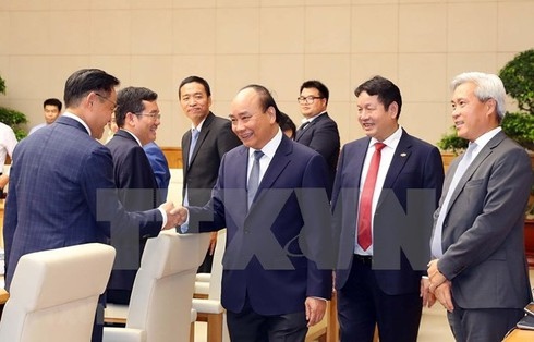 Prime Minister Nguyen Xuan Phuc on July 16 holds a meeting with outstanding business leaders who are members of the  Private Sector Development Research Board (Board IV) of the government’s Advisory Council for Administrative Procedure Reform and Young Presidents’ Organisation (YPO). (Photo: VNA)