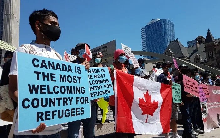 Biểu tình ủng hộ người tị nạn ở Canada. Ảnh: CBC.