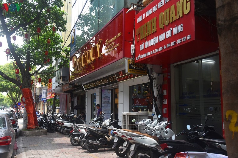 Tại con phố Trần Nhân Tông (Hà Nội), cảnh mua - bán diễn ra bình thường như trước thời điểm vàng tăng giá.