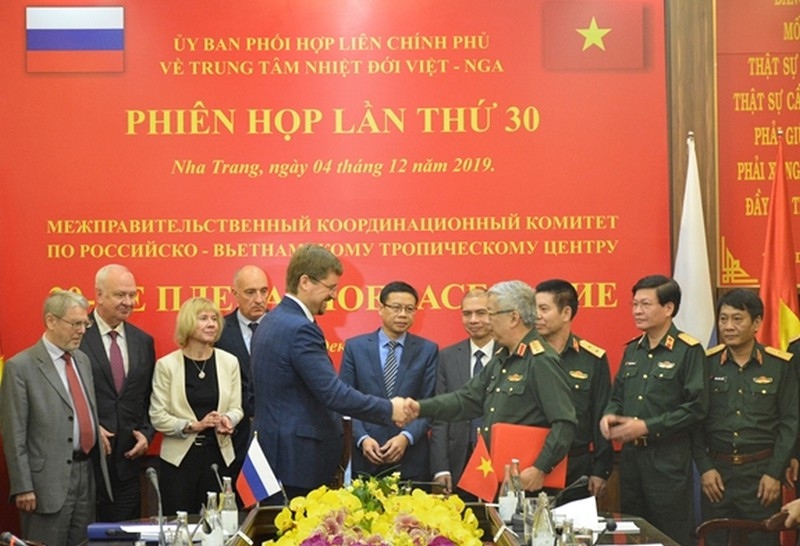 Thượng tướng Nguyễn Chí Vịnh và ông Aleksey Mikhailovich Medvedev, Thứ trưởng Bộ Khoa học và Giáo dục Đại học Liên bang Nga ký biên bản phiên họp lần thứ 30 Ủy ban Phối hợp liên Chính phủ về Trung tâm Nhiệt đới Việt-Nga năm 2019. Ảnh: Trung tâm Nhiệt đới Việt-Nga