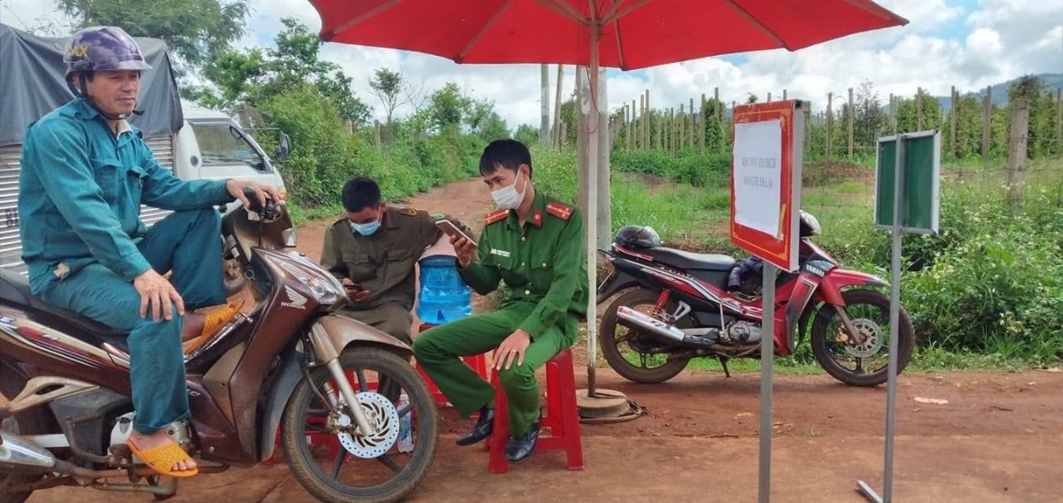 Đường vào làng Bông Hiot, xã Hải Yang, huyện Đăk Đoa được lập 4 chốt chặn kiểm soát phòng, chống bệnh bạch hầu.
