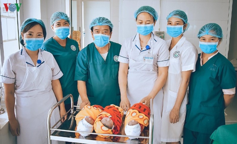 Niềm vui của tập thể y bác sĩ Mù Cang Chải khi đón 3 bé gái chào đời khỏe mạnh bằng phương pháp mổ.