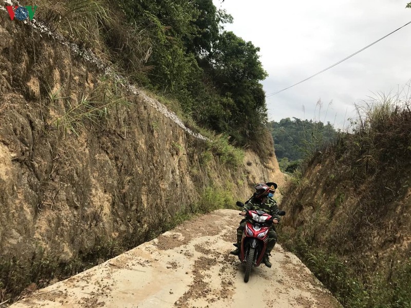 Để di chuyển lên được các lán điểm nóng về xuất nhập cảnh buộc phải đi xe máy qua khoảng 2km đoạn đường đồi cheo leo, hiểm trở, một bên là vực, một bên là đồi núi.