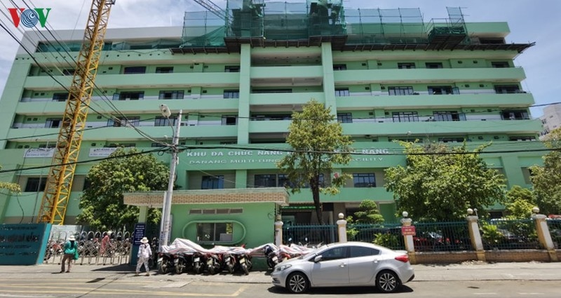 Ca nghi nhiễm Covid-19 được chuyển sang Bệnh viện Đà Nẵng theo dõi.