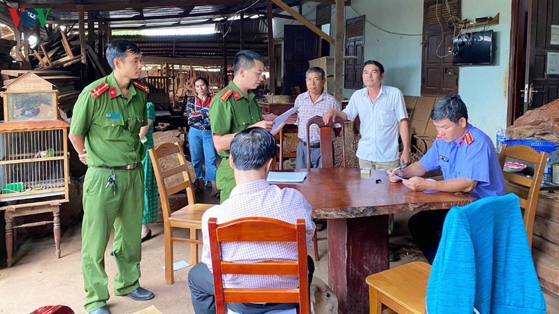 4. Chủ doanh nghiệp buôn lậu gỗ: Cơ quan Cảnh sát Điều tra - Công an tỉnh Gia Lai đã ra quyết định khởi tố vụ án, khởi tố bị can và ra lệnh bắt tạm giam 3 tháng đối với Nguyễn Quốc Hùng (44 tuổi, trú tại thôn Mỹ Thạch 3, thị trấn Chư Sê, huyện Chư Sê) - chủ doanh nghiệp tư nhân Hùng Ny về hành vi vi phạm các quy định về khai thác, bảo vệ rừng và quản lý lâm sản.