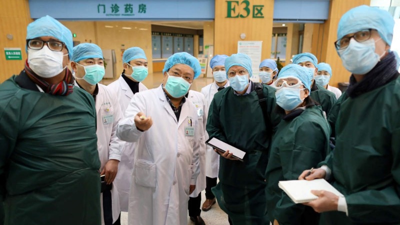 Nhóm chuyên gia Trung Quốc và WHO thăm một bệnh viện ở Vũ Hán đầu năm 2020. Ảnh: Reuters
