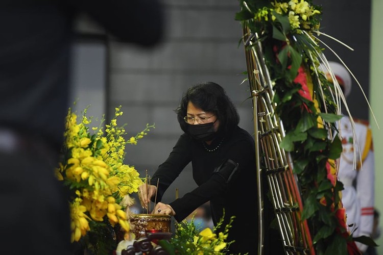 delegations pay homage to former party leader le kha phieu picture 10