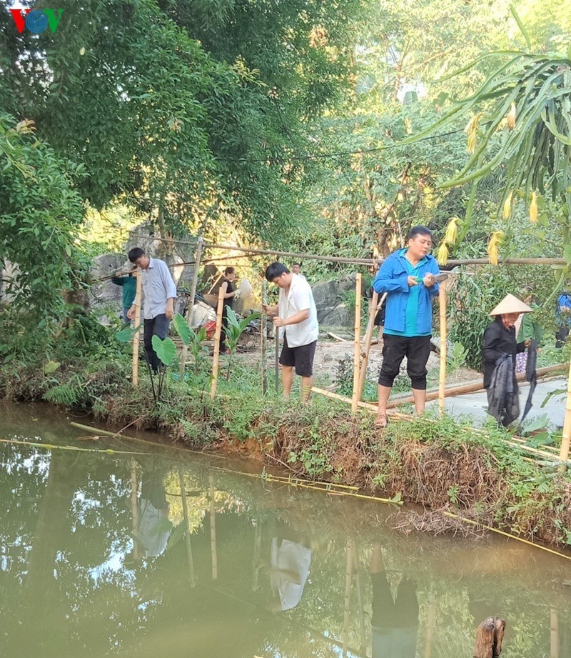 Những nhà không có điều kiện thì rào bằng cọc tre, phên nứa... cốt là cảnh báo và đảm bảo an toàn đối với trẻ.