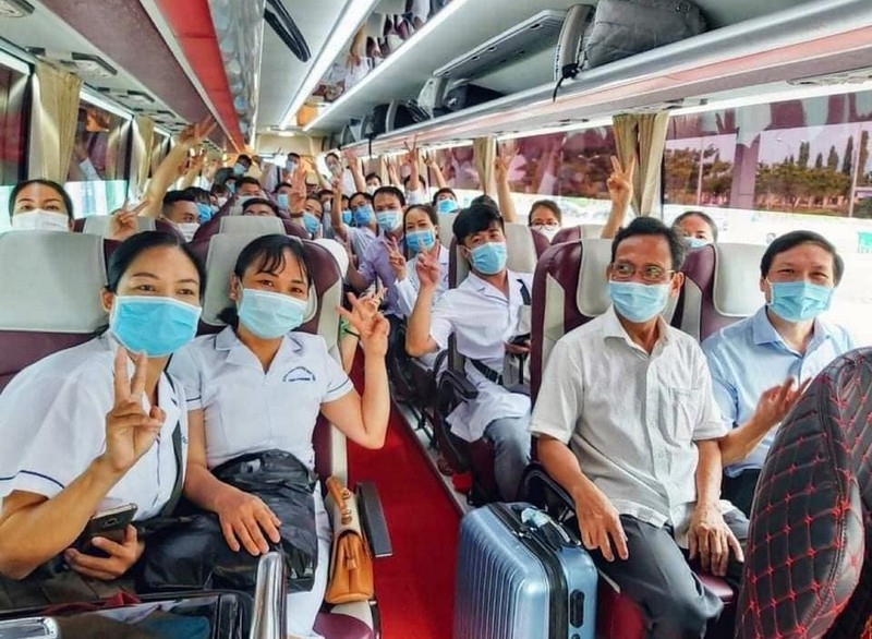 Đoàn bác sỹ, điều dưỡng TP Hải Phòng đến Đà Nẵng, được Hội vận chuyển du lịch Đà Nẵng đưa đón an toàn từ sân bay Phú Bài- Huế.