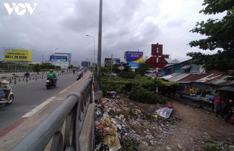 rác bủa vây dân cư dưới chân cầu kênh tẻ ở tphcm hình ảnh 12 rac bua vay dan cu duoi chan cau kenh te o tphcm hinh anh 12