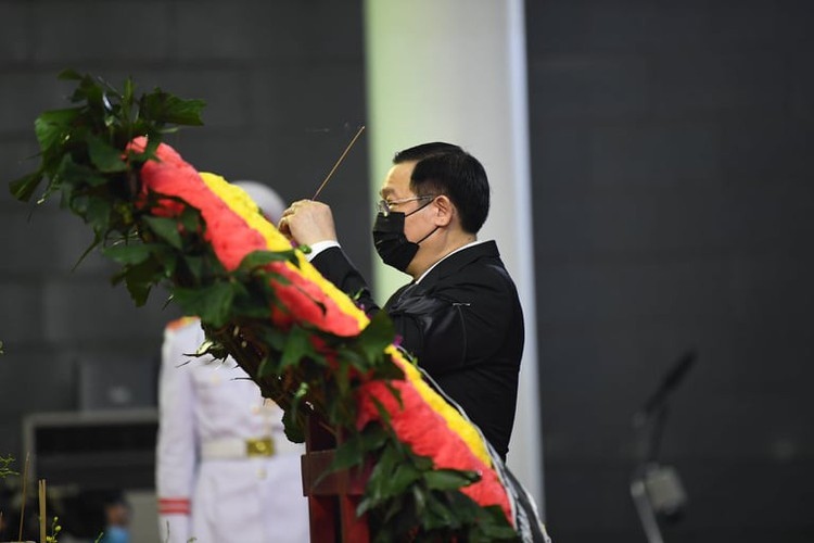 delegations pay homage to former party leader le kha phieu picture 12