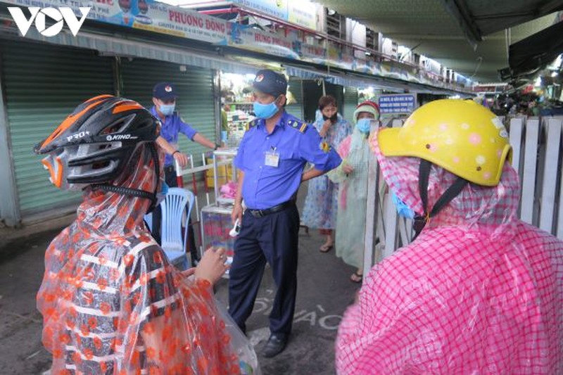 Da nang trong ngay dau tien nguoi dan di cho dung the de ngua covid-19 hinh anh 11