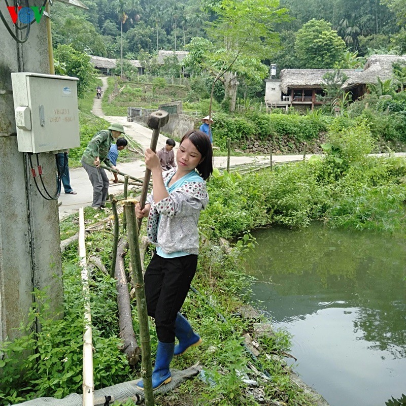 Một góc ao làng được bà con cùng nhau đóng cọc tre, rào chắn cẩn thận tránh những vụ việc đáng tiếc xảy ra.