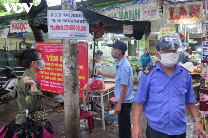 Da nang trong ngay dau tien nguoi dan di cho dung the de ngua covid-19 hinh anh 13