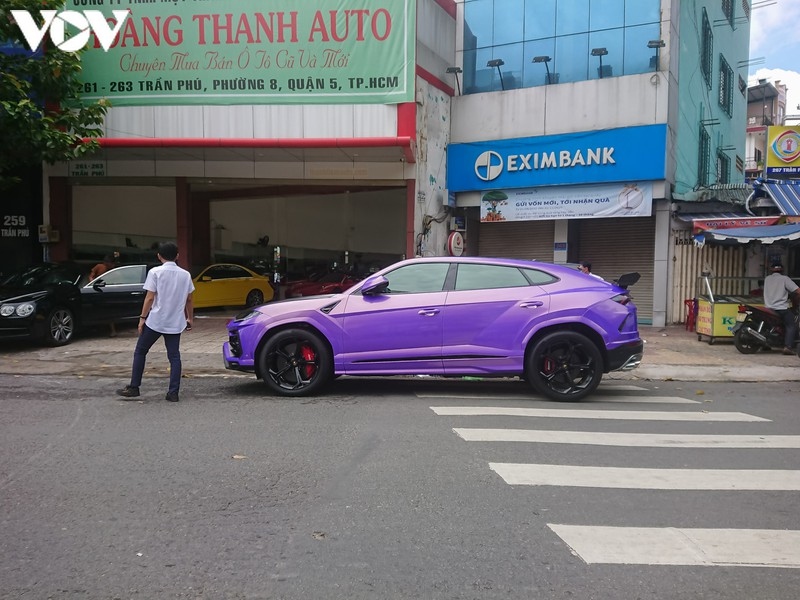 kham pha sieu suv lamborghini urus gia 20 ty dong dan mau tim doc dao hinh anh 14