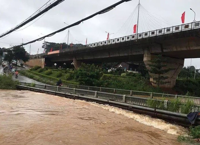 mua lon, cau Dak nong bi ngap lut hinh anh 1