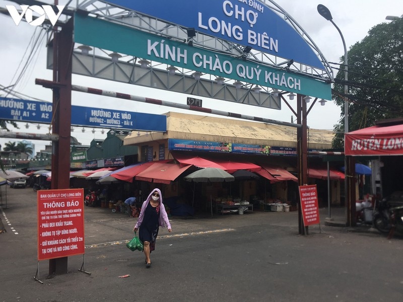 hanoi wet market shoppers follow covid-19 prevention measures picture 1