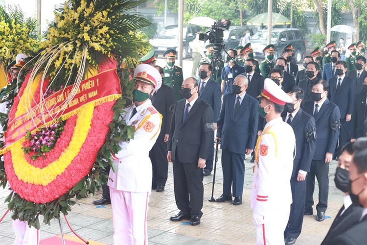 delegations pay homage to former party leader le kha phieu picture 1