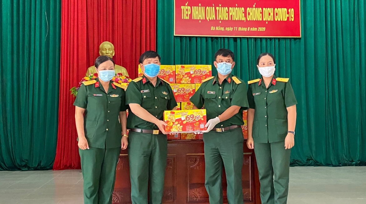 tiep suc dong bao, chien si tai quan khu 5 va 7 phong chong covid-19 hinh anh 1