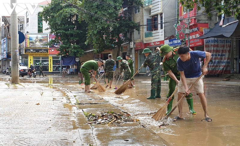 Anh yen bai khan truong don dep sau lu hinh anh 1