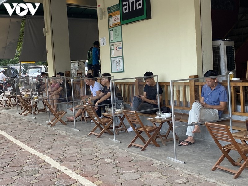 hanoi restaurants set up shields to prevent covid-19 picture 1