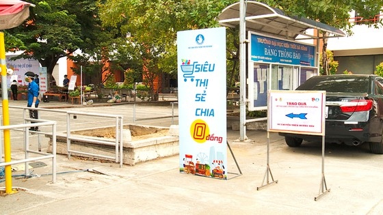 vnd0 supermarket allows da nang students to overcome covid-19 challenges picture 1