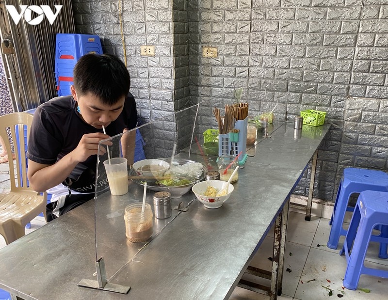 hanoi restaurants set up shields to prevent covid-19 picture 2