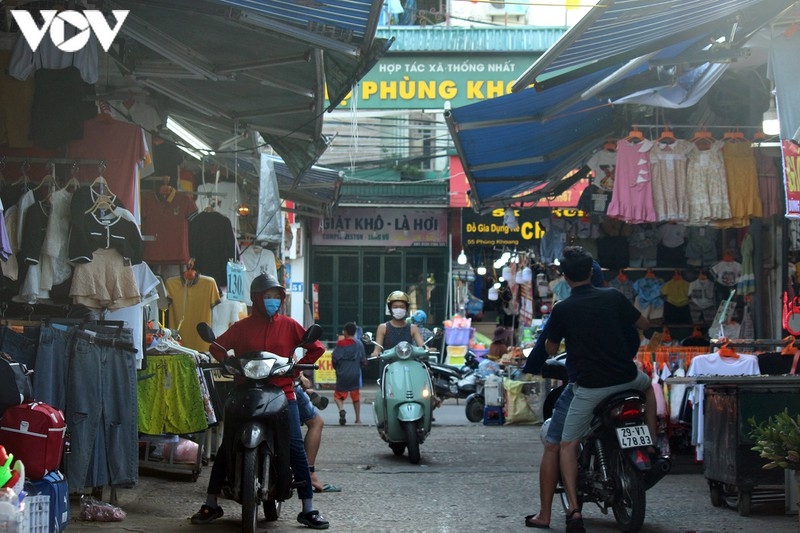 hanoi wet market shoppers follow covid-19 prevention measures picture 2