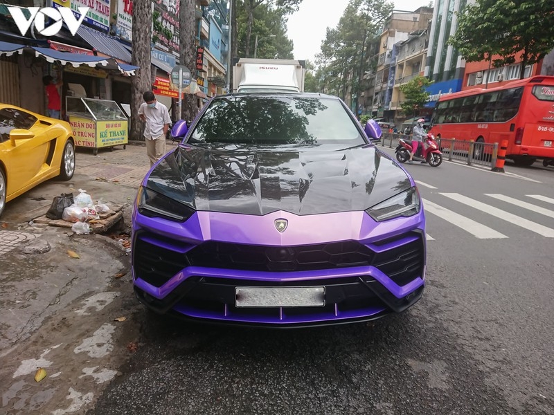 Khám phá siêu SUV Lamborghini Urus giá 20 tỷ đồng dán màu tím độc đáo