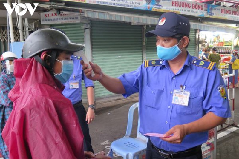 Da nang trong ngay dau tien nguoi dan di cho dung the de ngua covid-19 hinh anh 2