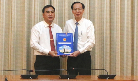 Ông Phạm Đình Dũng nhận quyết định bổ nhiệm - Ảnh: Trung Niên