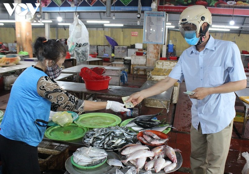 Bà Trần Thị Lan, chủ sạp bán hải sản tại chợ Nại Hiên Đông, quận Sơn Trà cho biết, 4 ngày trước nghe thông tin có bệnh nhân Covid-19 ở gần đây, do thường đi chợ và có tiếp xúc với một số người, nên ai cũng lo lắng. Tất cả tiểu thương trong chợ được lấy mẫu xét nghiệm. Bây giờ, có kết quả xét nghiệm âm tính, chợ được mở cửa, bà con được bán trở lại ai cũng mừng.