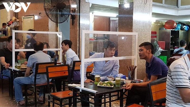 hanoi restaurants set up shields to prevent covid-19 picture 3