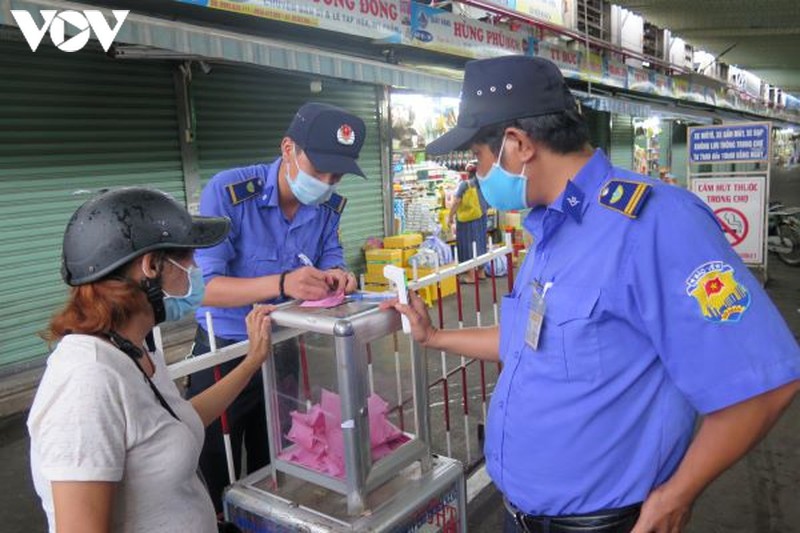 Da nang trong ngay dau tien nguoi dan di cho dung the de ngua covid-19 hinh anh 3