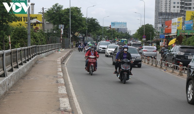 rác bủa vây dân cư dưới chân cầu kênh tẻ ở tphcm hình ảnh 3 rac bua vay dan cu duoi chan cau kenh te o tphcm hinh anh 3