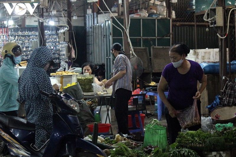 hanoi wet market shoppers follow covid-19 prevention measures picture 3