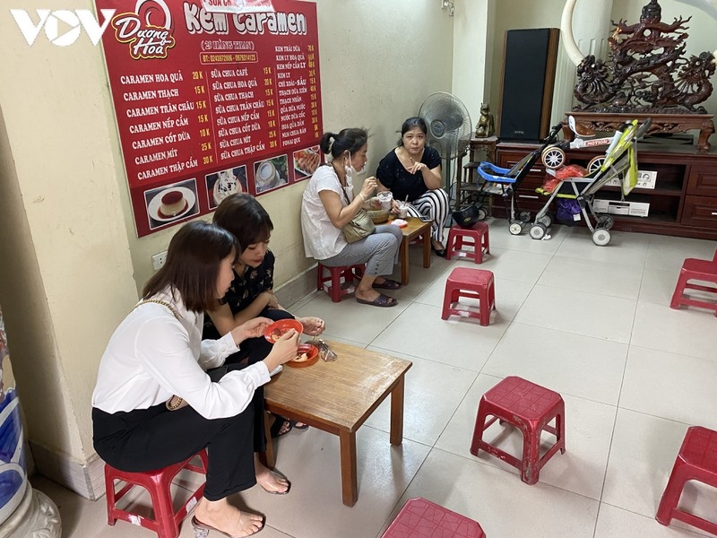 hanoi restaurants set up shields to prevent covid-19 picture 5