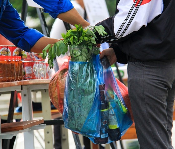 vnd0 supermarket allows da nang students to overcome covid-19 challenges picture 5