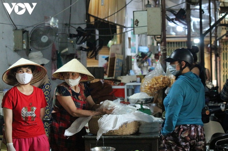hanoi wet market shoppers follow covid-19 prevention measures picture 5