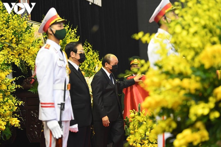 delegations pay homage to former party leader le kha phieu picture 5