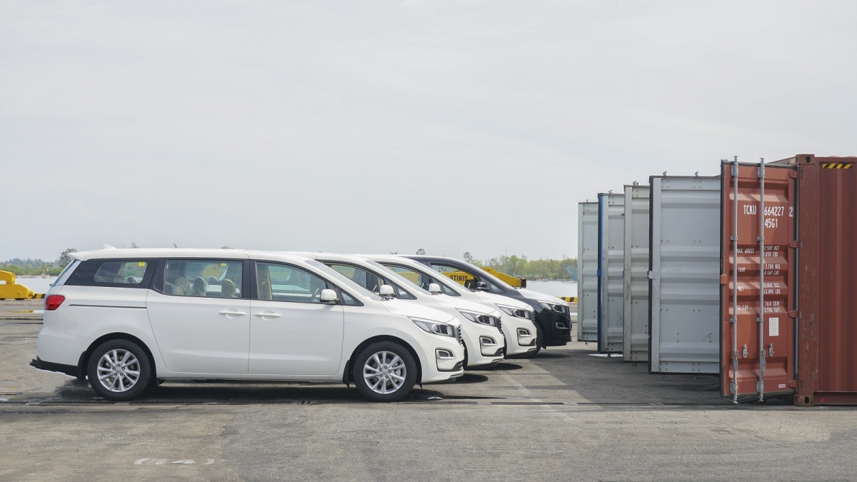 Xe Kia Grand Carnival xuất khẩu sang Thái Lan ngày 22/8
