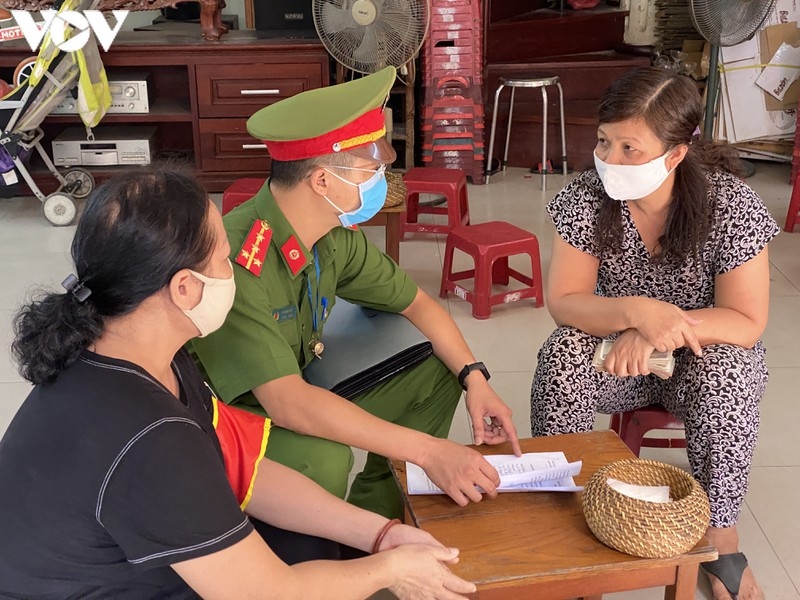 hanoi restaurants set up shields to prevent covid-19 picture 7